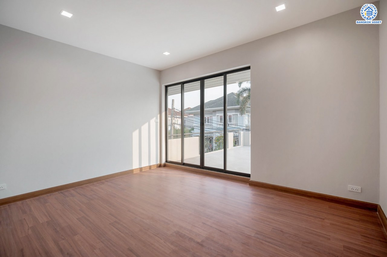 คฤหาสน์มือสองตกแต่งใหม่ โครงการ บ้านภาณุ ปิ่นเกล้า-บรมราชชนนี เนื้อที่ 142.7 ตร.ว. ฟังก์ชันจัดเต็ม 5 ห้องนอน 6 ห้องน้ำ 1 ห้องแม่บ้าน จอดรถได้ 4 คัน บนพื้นที่ใช้สอยเกือบ 451.5 ตร.ม. พร้อมพื้นที่สีเขียวสนามหญ้ากว้างขวาง ตอบโจทย์ครอบครัวใหญ่ บนทำเลศักยภาพ เชื่อมต่อทั้งถนนกาญจนาภิเษก และทางคู่ขนานลอยฟ้าบรมราชชนนี ใกล้ ม.มหิดล, สถานีขนส่งสายใต้ใหม่ และเซ็นทรัลปิ่นเกล้า